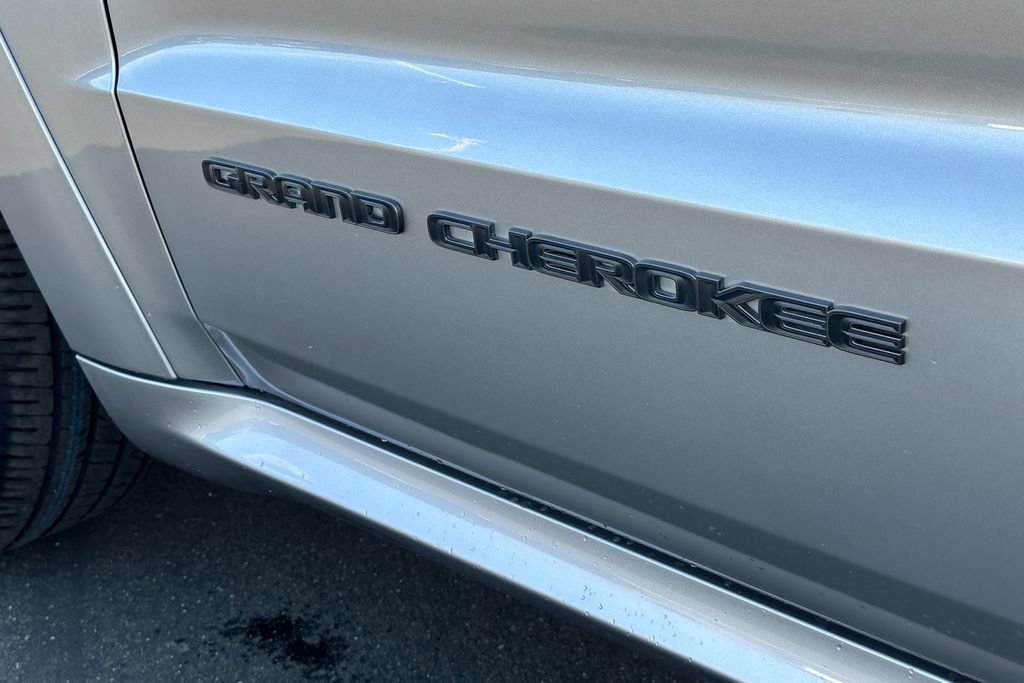 Used 2018 Silver Jeep High Altitude image 9