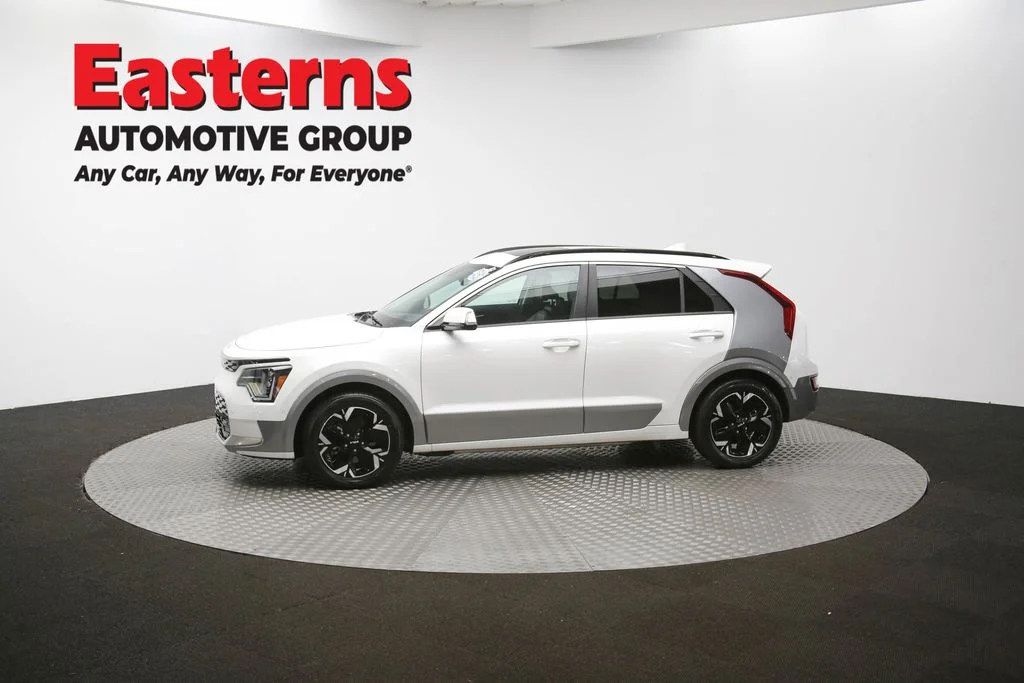 Used 2023 White Kia Wave image 61