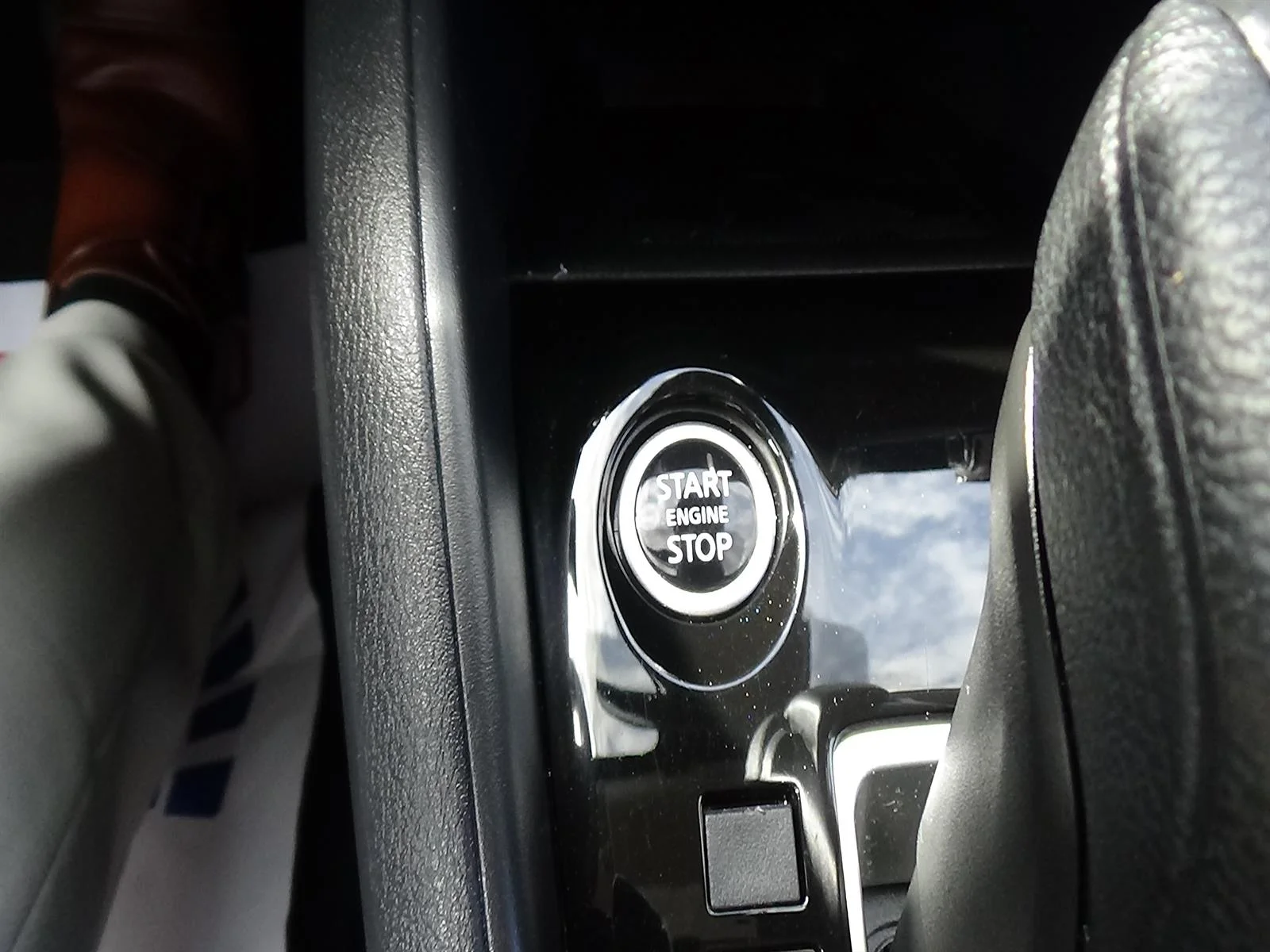 Used 2025 Super Black (kh3) Nissan SV image 25