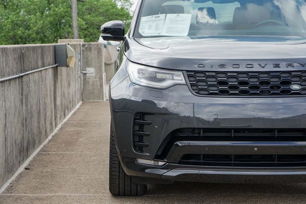Used 2025 Black Land Rover Dynamic SE image 5
