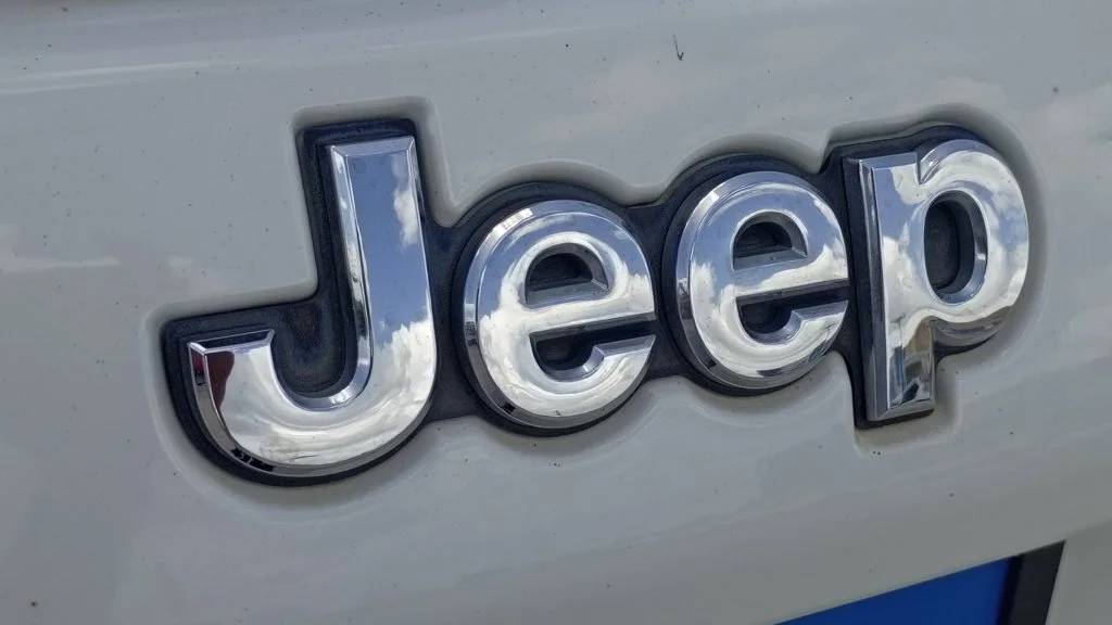 Used 2021 White Jeep Latitude image 11