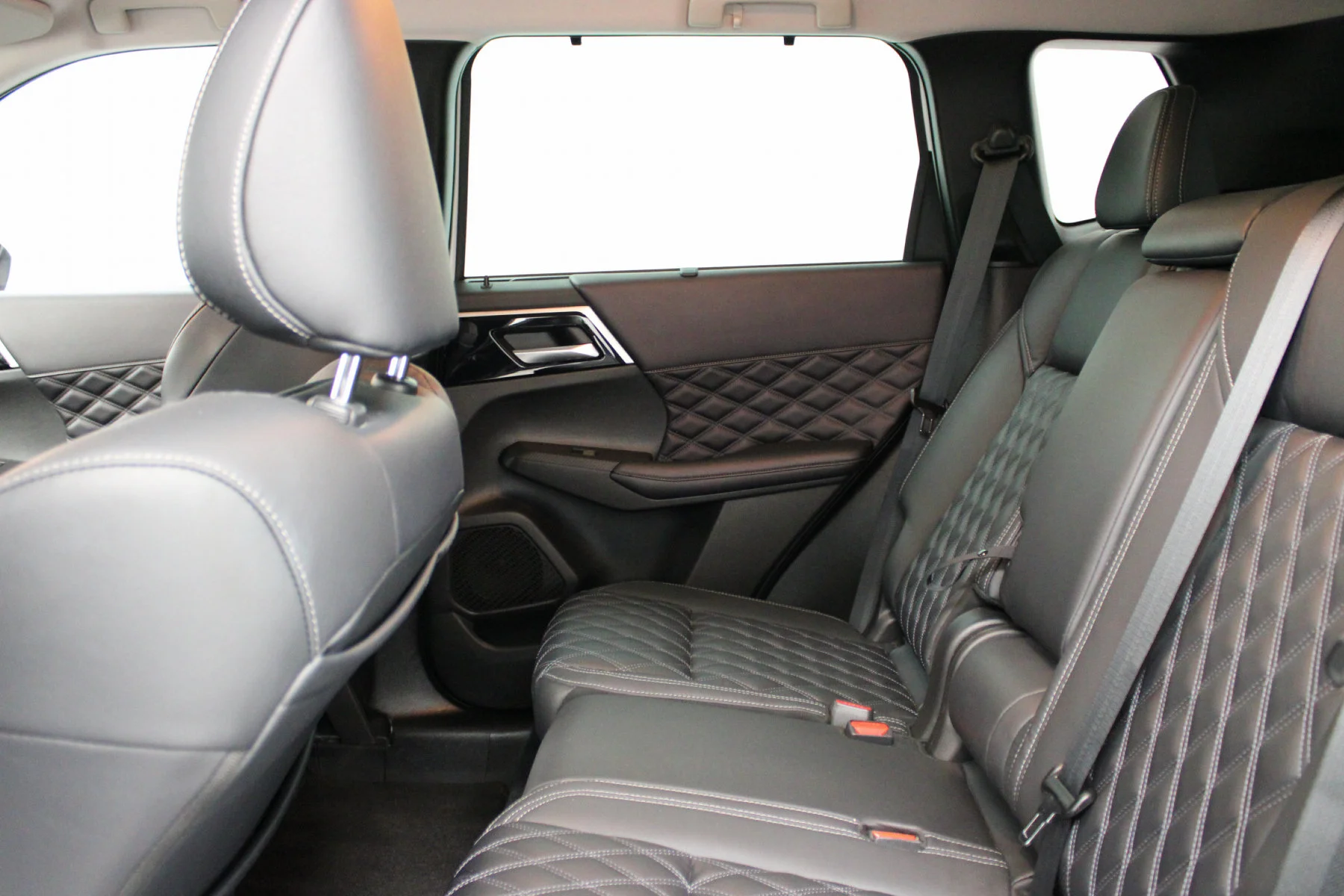 Used 2023 White DIAMOND Mitsubishi SEL 2.5 2WD image 30