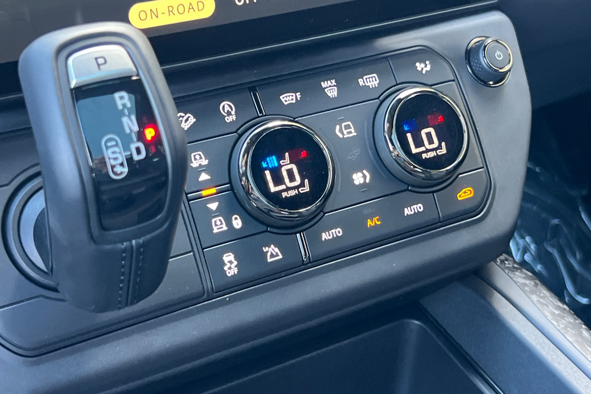 2026 Land Rover Defender OCTA Black - Photo 23