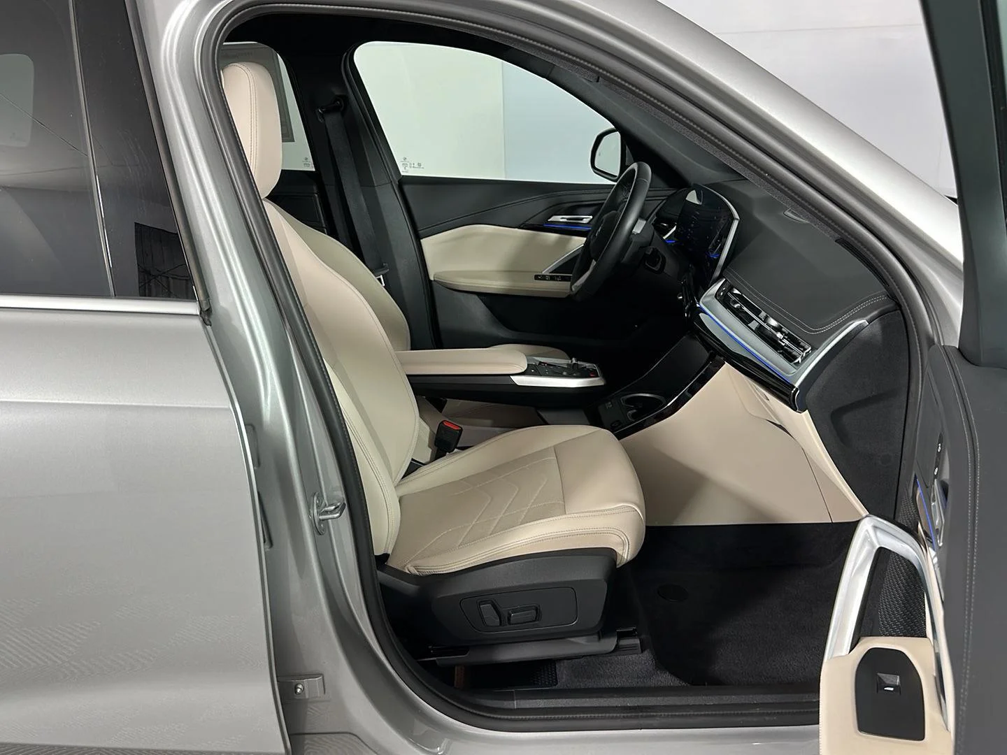 Used 2025 Space Silver Metallic BMW xDrive28i image 30