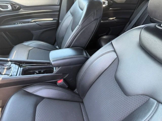 Used 2022 Gray Jeep Latitude image 15