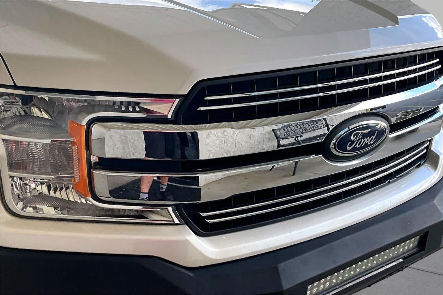 Used 2018 White Platinum Metallic Tri-Coat/Stone Gray Ford LARIAT image 29