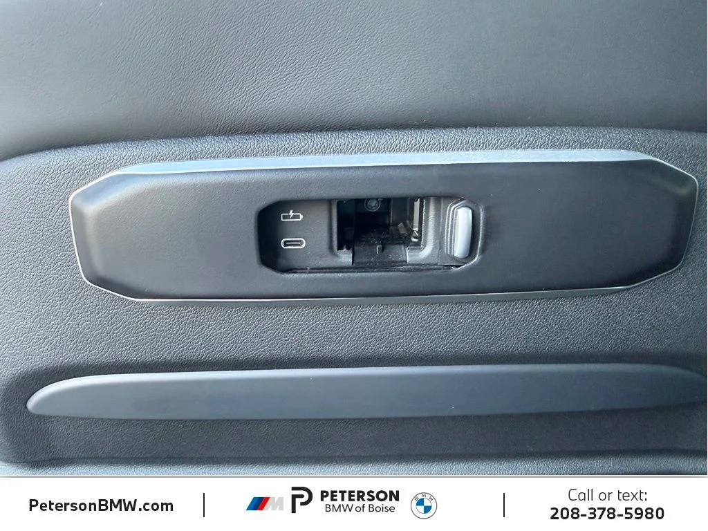 Used 2025 Black BMW M60i image 25