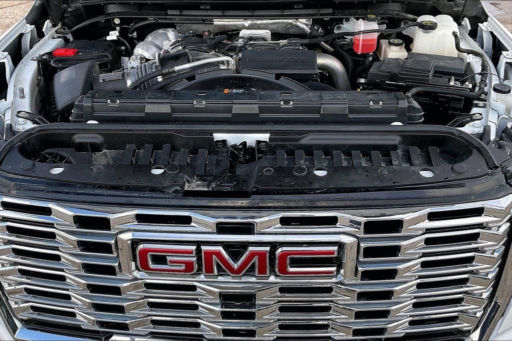 Used 2025 White GMC Denali image 31