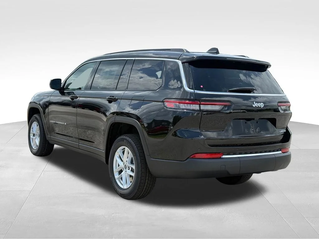 New 2026 Diamond Black Crystal Pearl-Coat Exterior Paint Jeep Laredo image 4