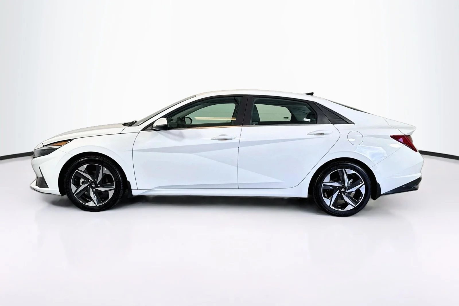 Used 2023 Ceramic White Hyundai Limited image 8