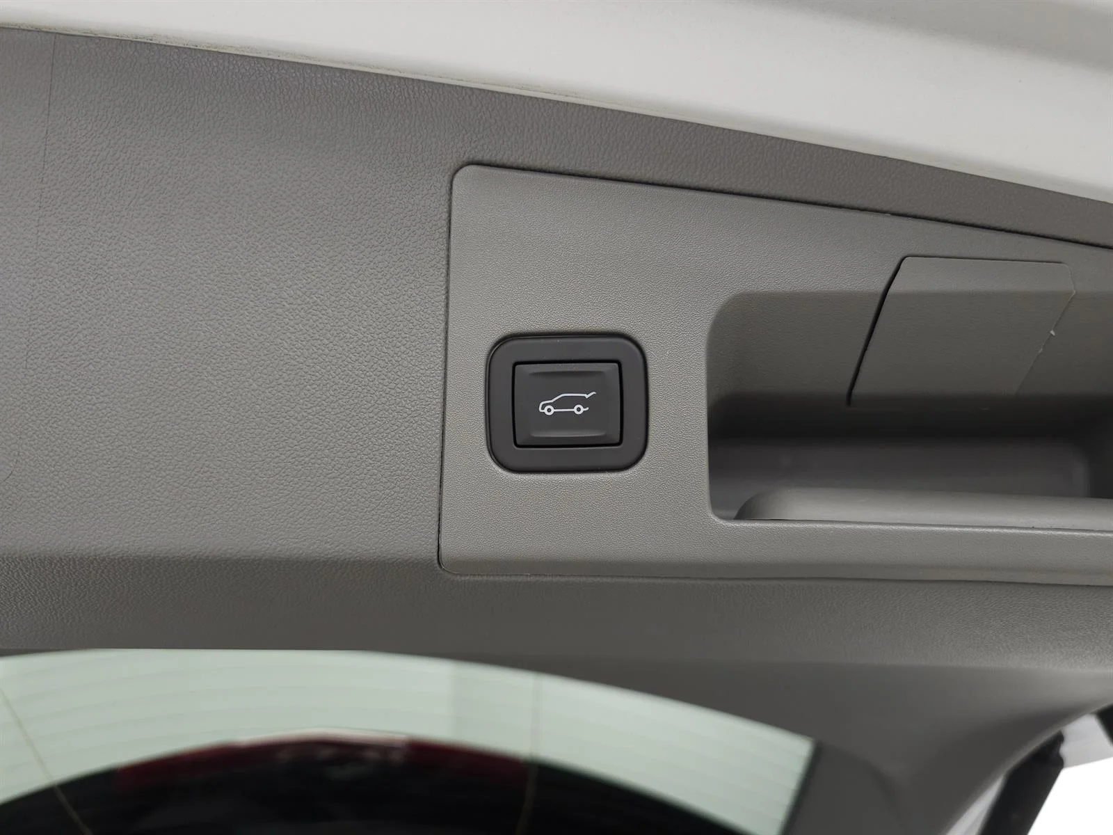 Used 2025 White Cadillac Premium Luxury image 9