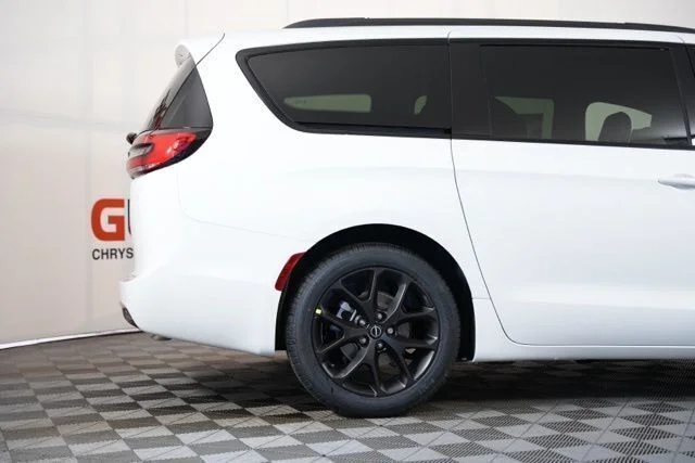 New 2026 Bright White Clear-Coat Exterior Paint Chrysler Select image 42