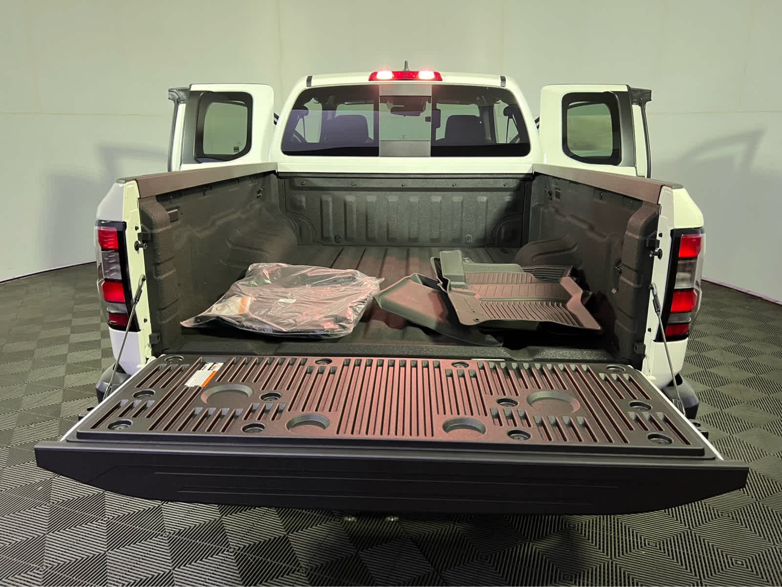 New 2026 Glacier White Nissan King Cab® S image 17