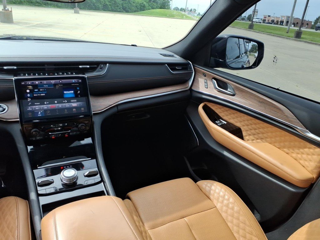Used 2023 Diamond Black C Jeep SUMMIT image 5