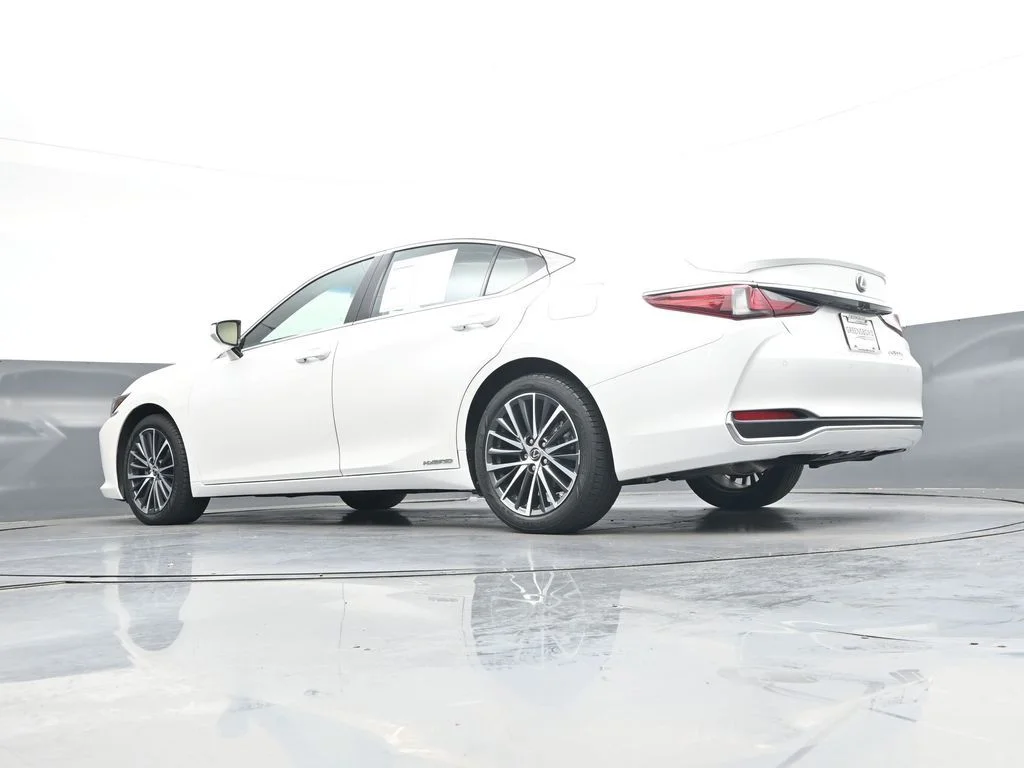 Used 2022 White Lexus 300h image 40