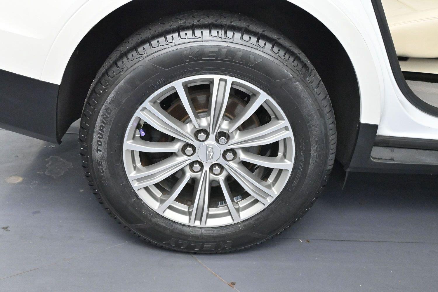Used 2017 CRYSTAL WHITE TRICOAT Cadillac Luxury FWD image 39