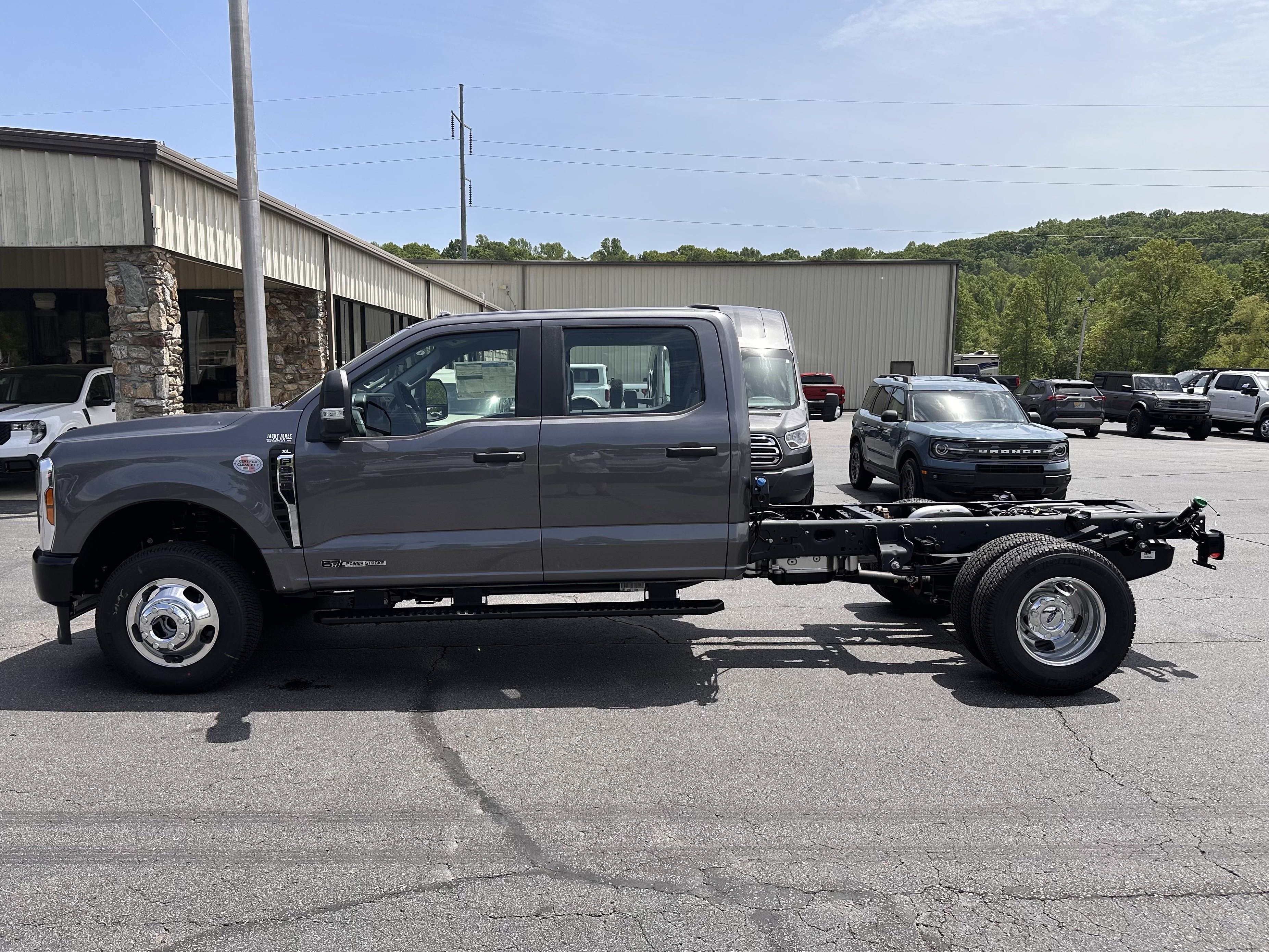 2025 Ford F-350 Super Duty Chassis Cab