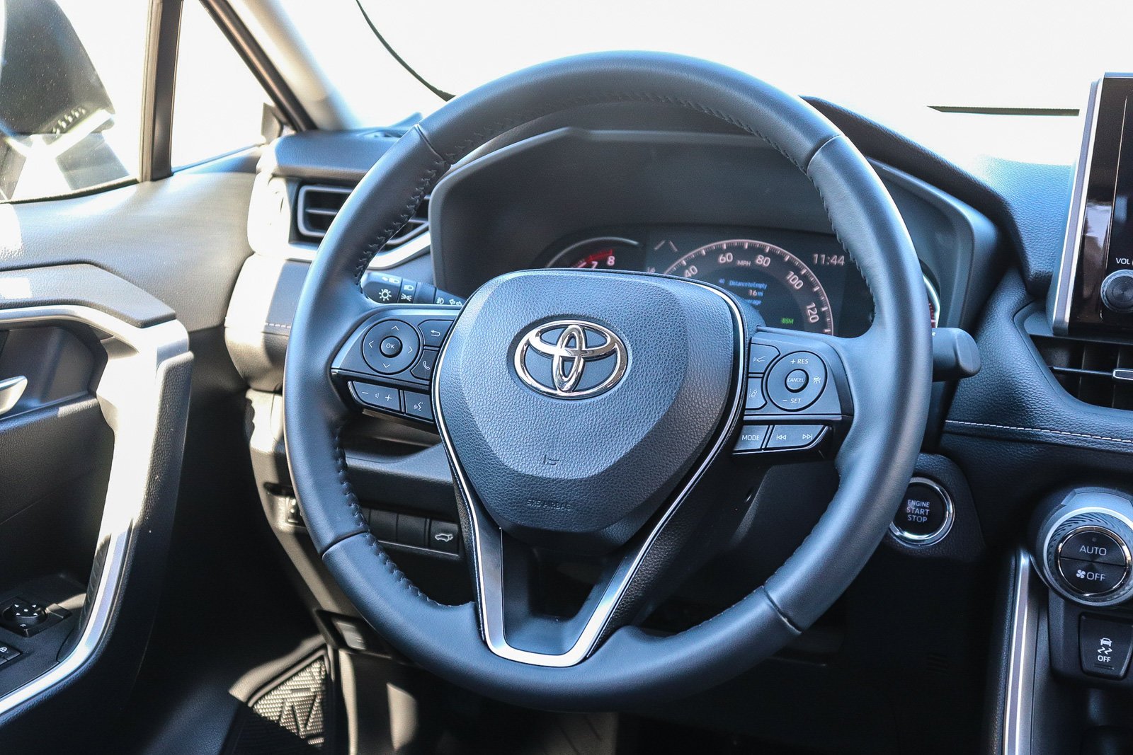 Certified Used 2025  Toyota XLE Premium image 16