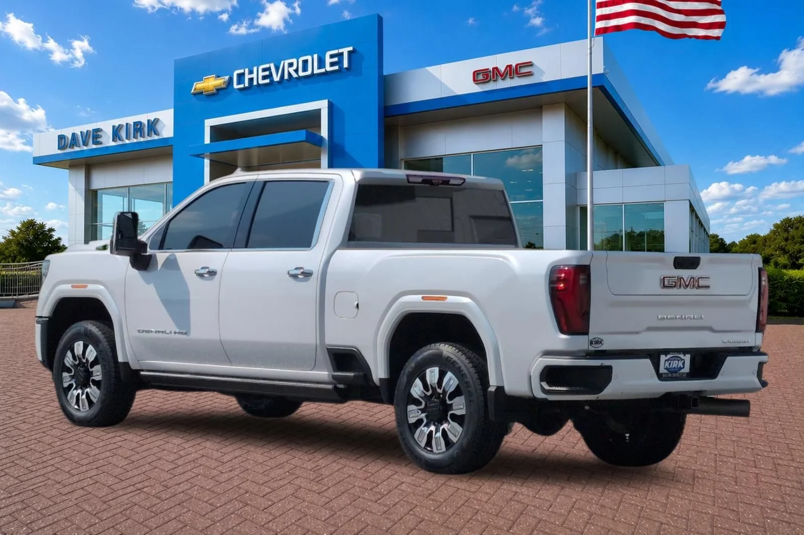Used 2024 White Frost Tricoat GMC Denali image 5