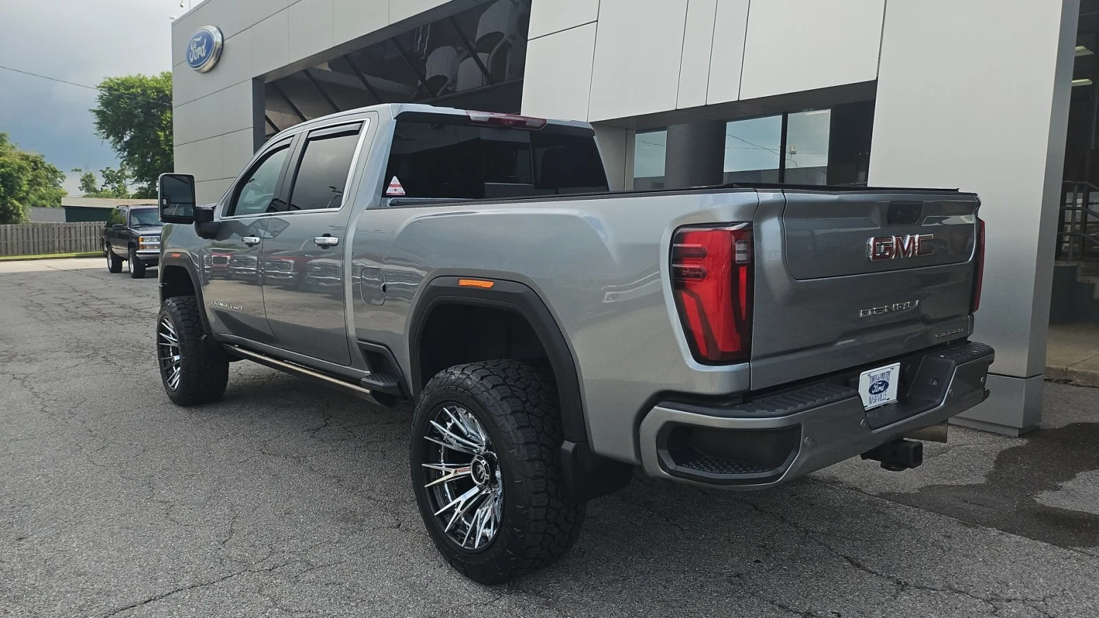 Used 2024 Silver GMC  image 3
