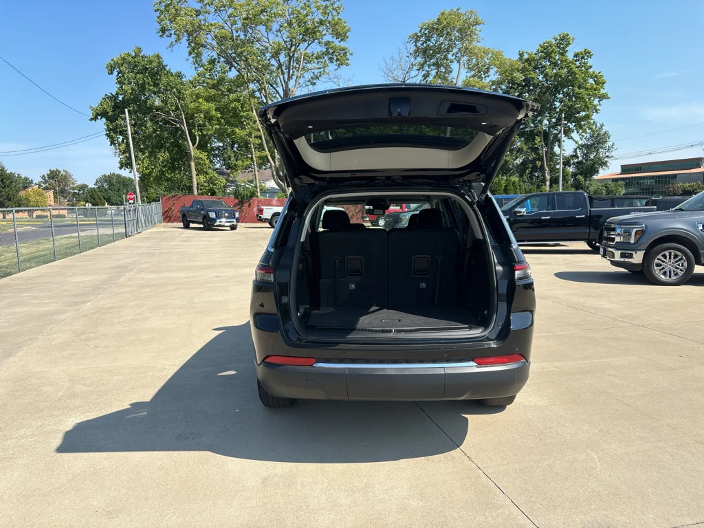 Used 2023 Diamond Black Jeep Limited image 12