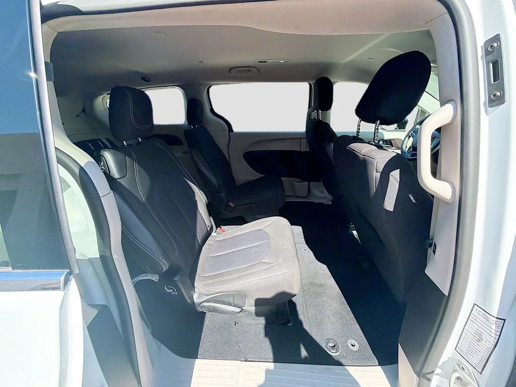 Used 2023 White Chrysler LX image 27