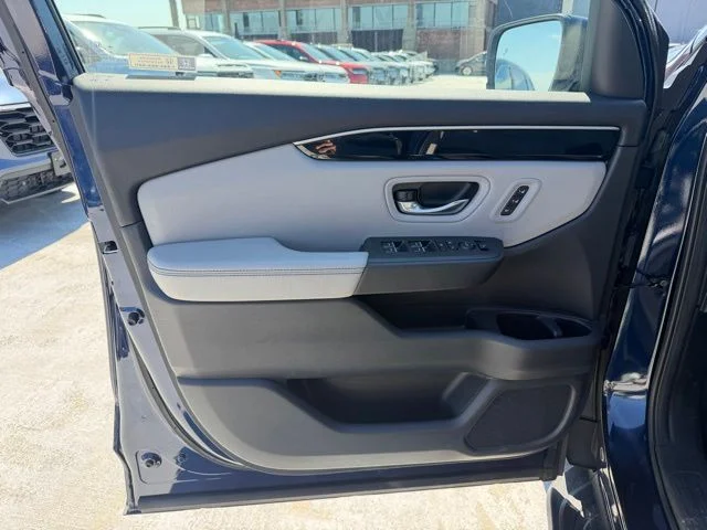 Used 2023  Honda Touring image 11