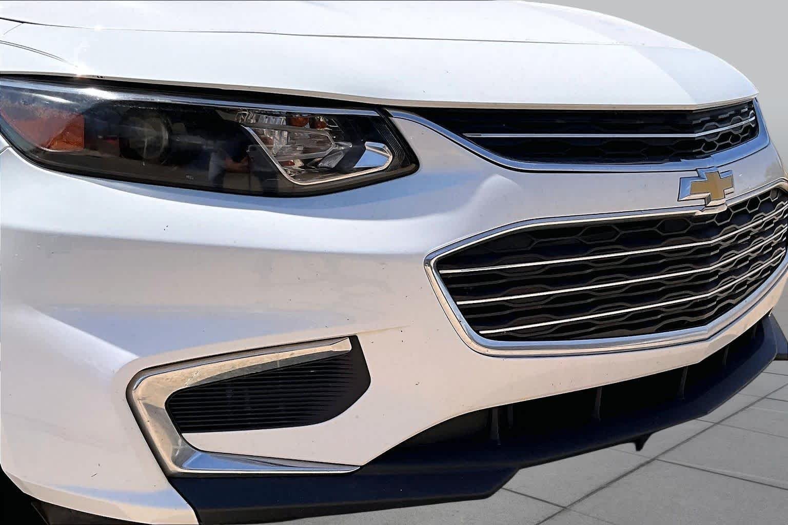 Used 2016 Summit White Chevrolet LS image 28