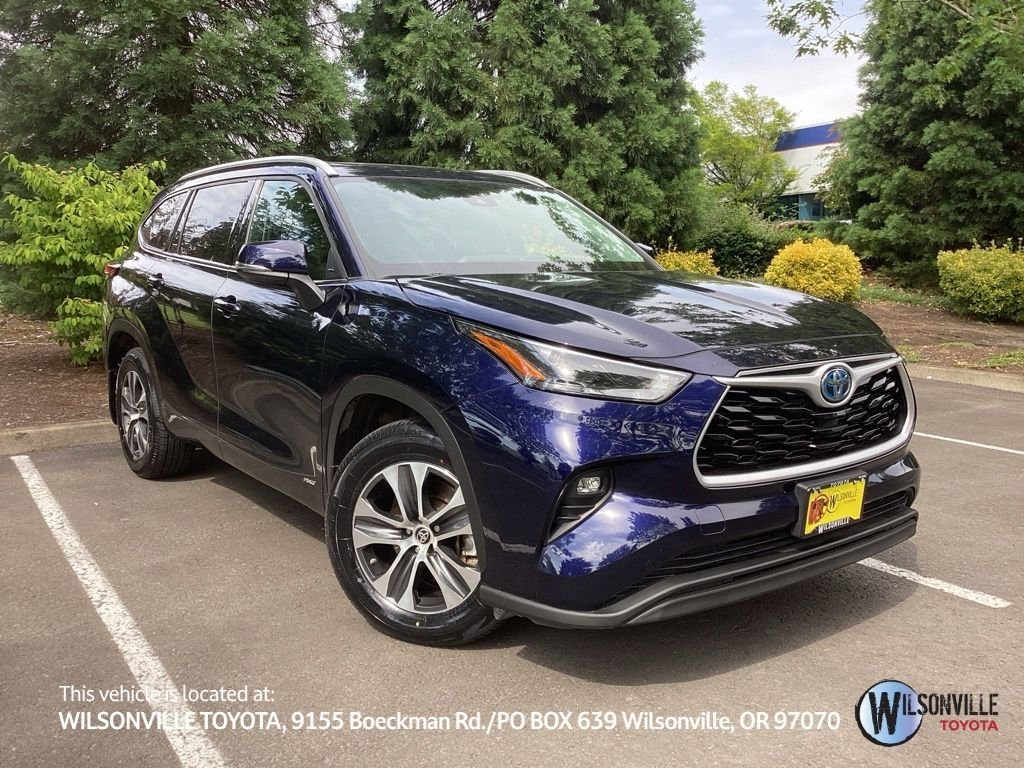 Used 2022  Toyota XLE image 1