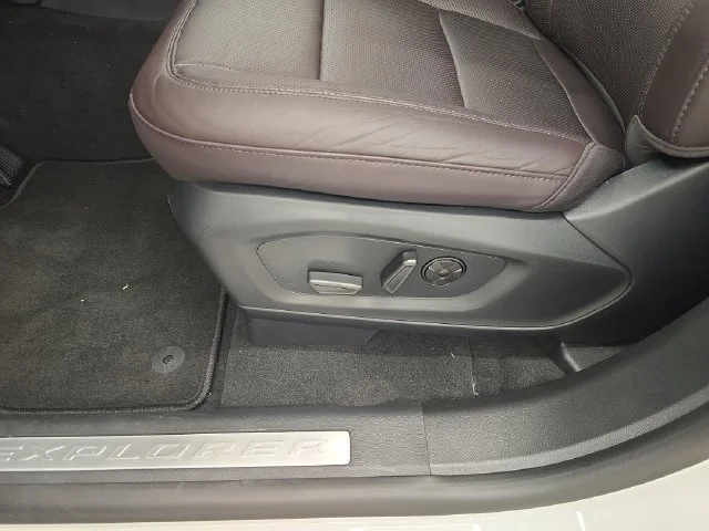 New 2027 Star White Metallic Tri-Coat Ford Platinum™ image 44