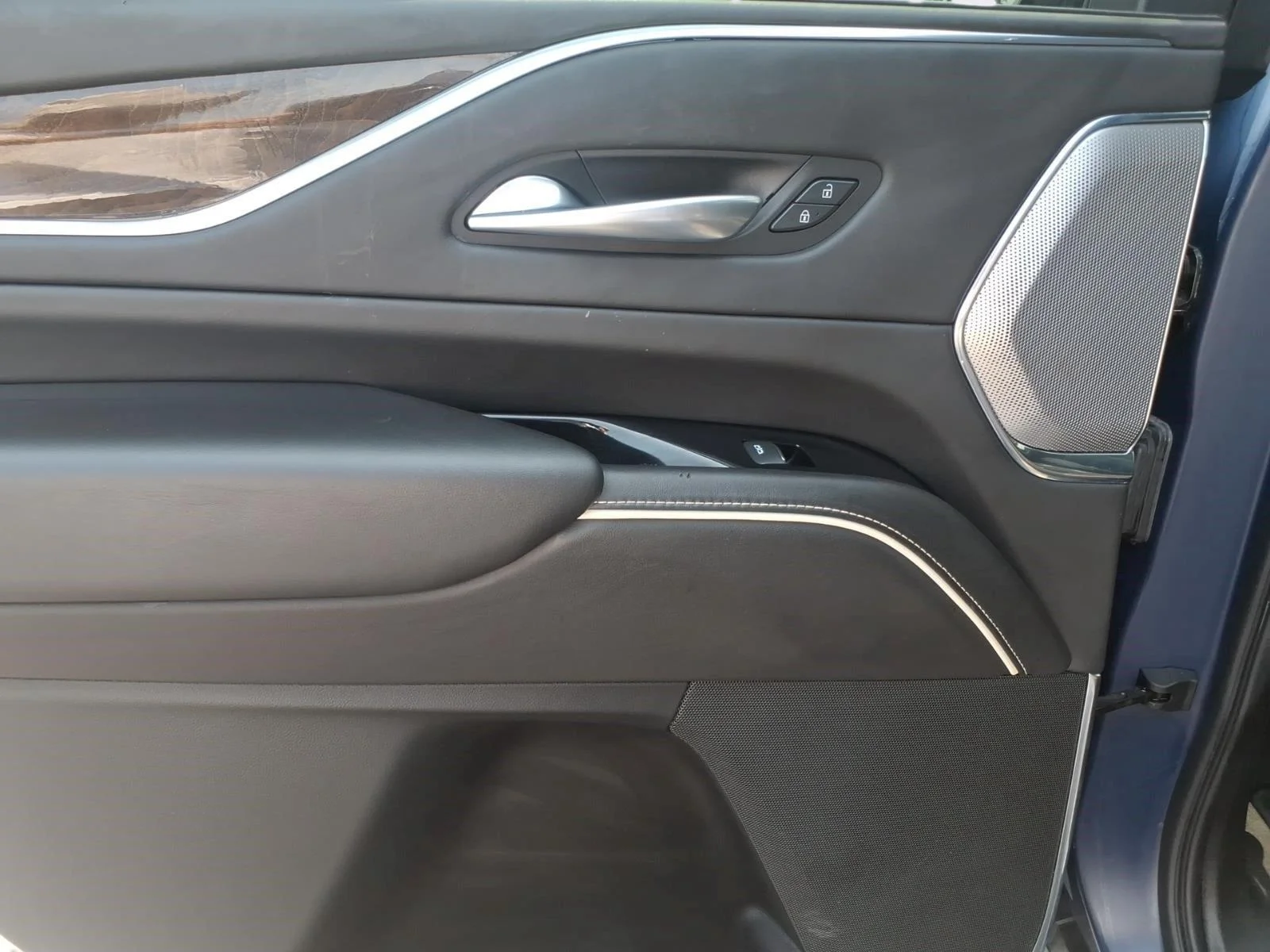 Used 2021 CRYSTAL WHITE TRICOAT Cadillac Sport Platinum image 13