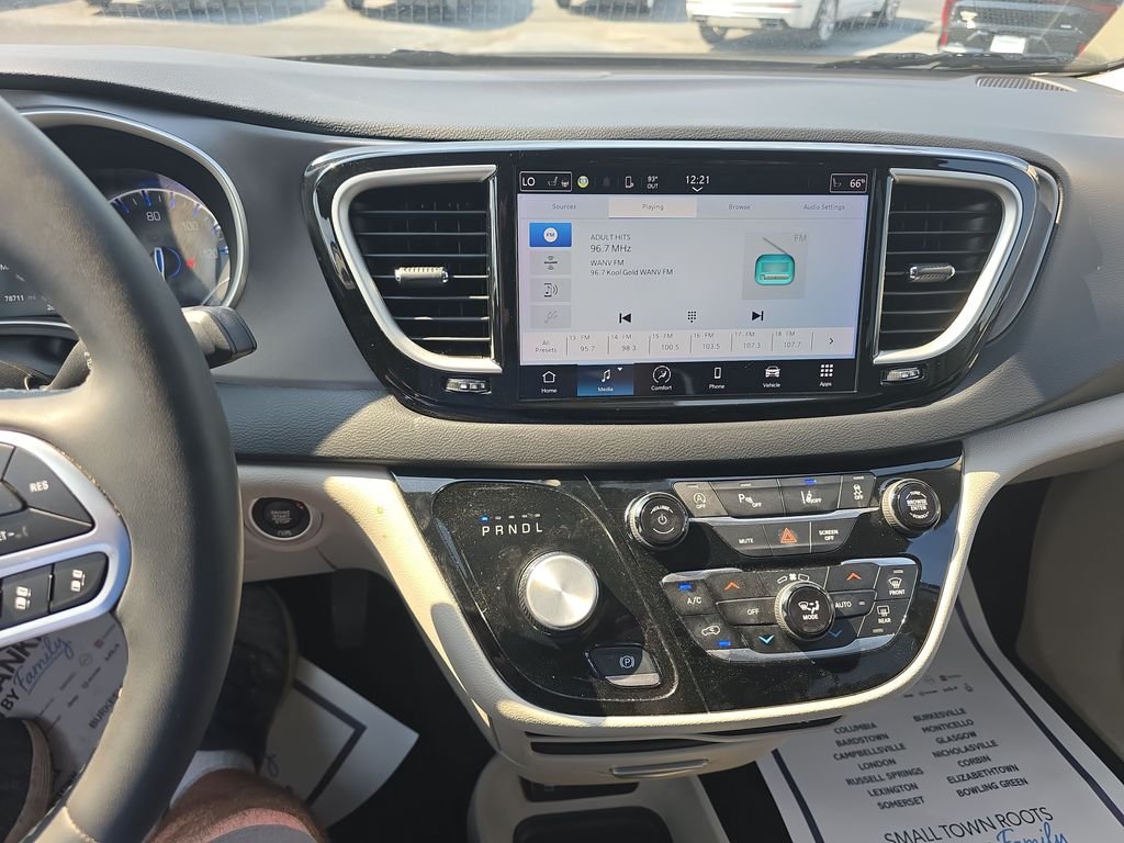 Used 2023 Silver Chrysler Touring L image 19