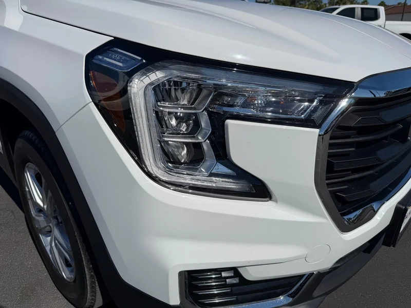 Used 2023 SUMMIT WHITE GMC SLE image 27