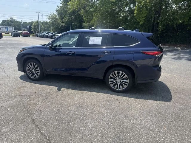 Used 2022  Toyota Platinum image 8