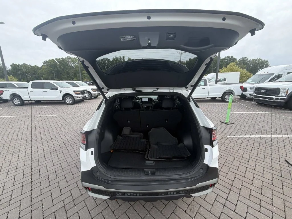 Used 2023 White Kia X-Pro Prestige image 28