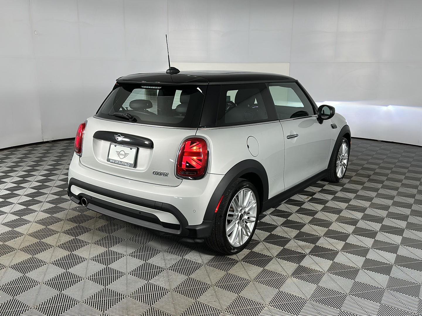 Used 2022 White Silver Metallic MINI Oxford Edition image 28