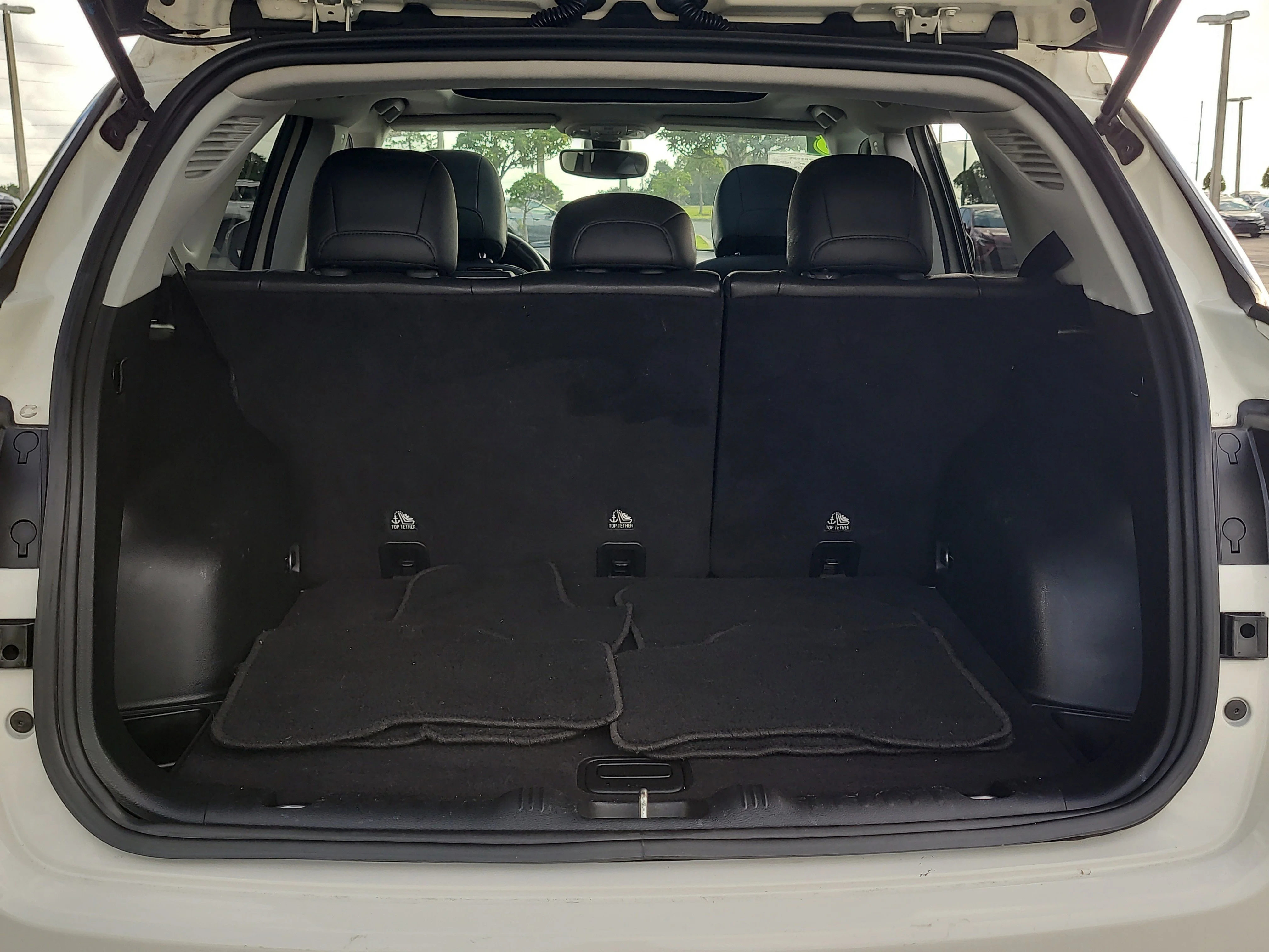Used 2018 White Clearcoat Jeep Latitude image 21