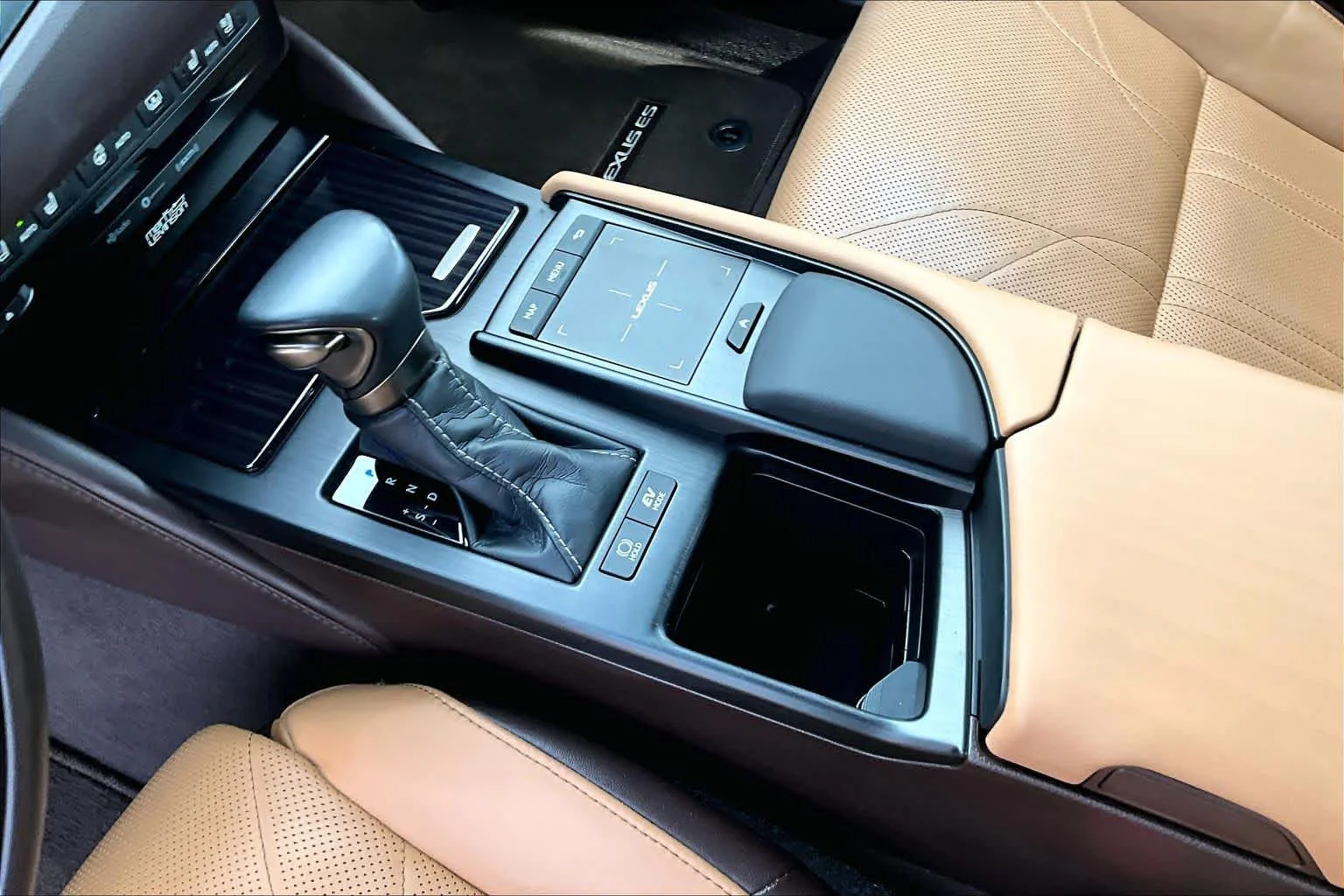 Used 2019 Matador Red Mica Lexus Ultra Luxury image 17