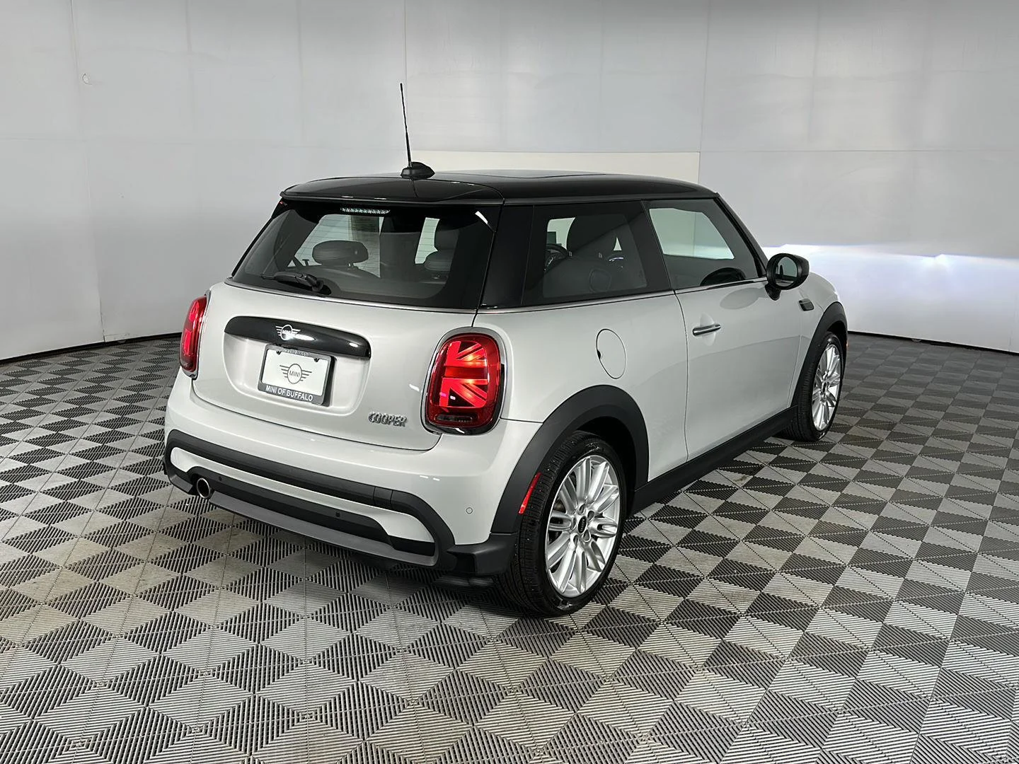 Used 2022 White Silver Metallic MINI Oxford Edition image 28