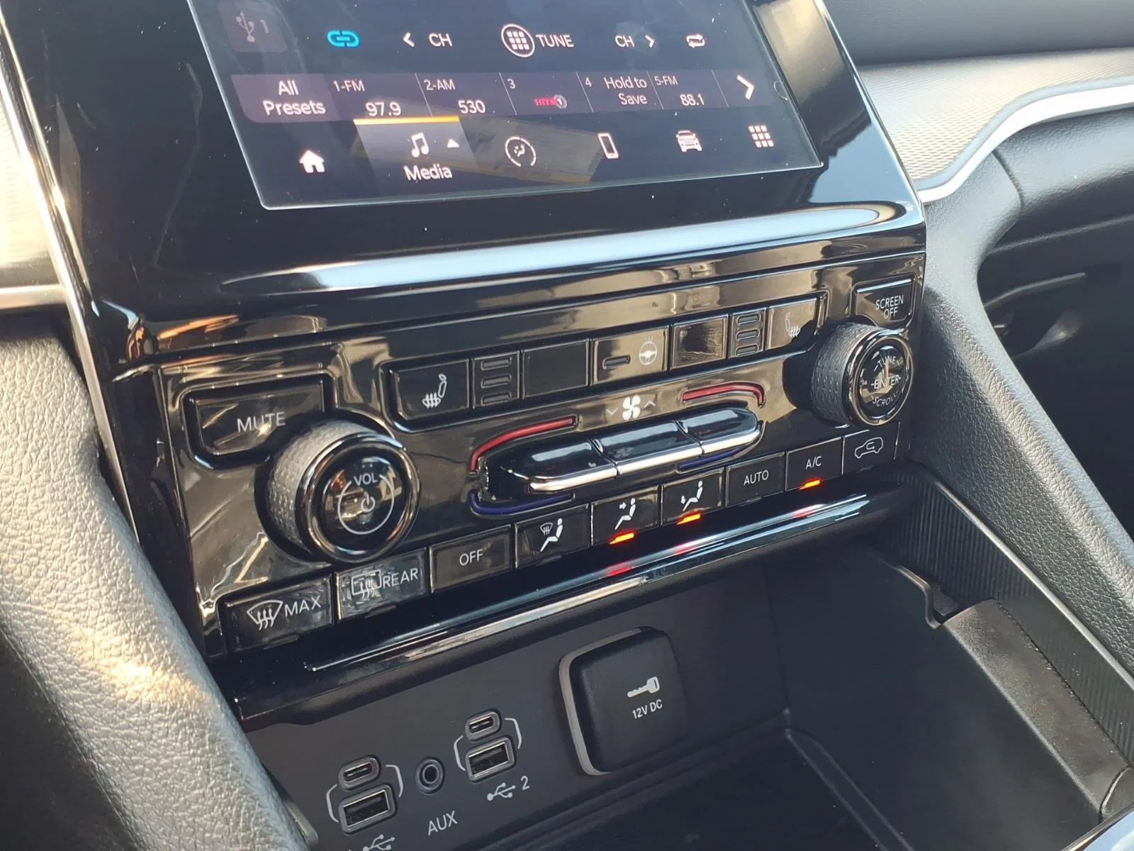 Used 2025 Silver Zynith Jeep Laredo X image 27