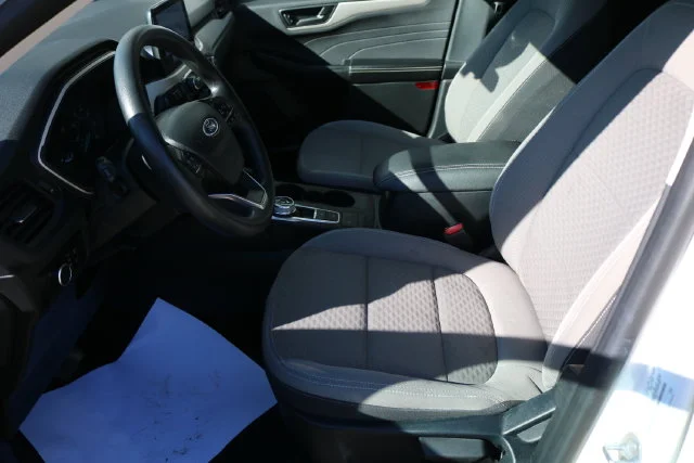 Used 2022 White Metallic Ford SE image 9