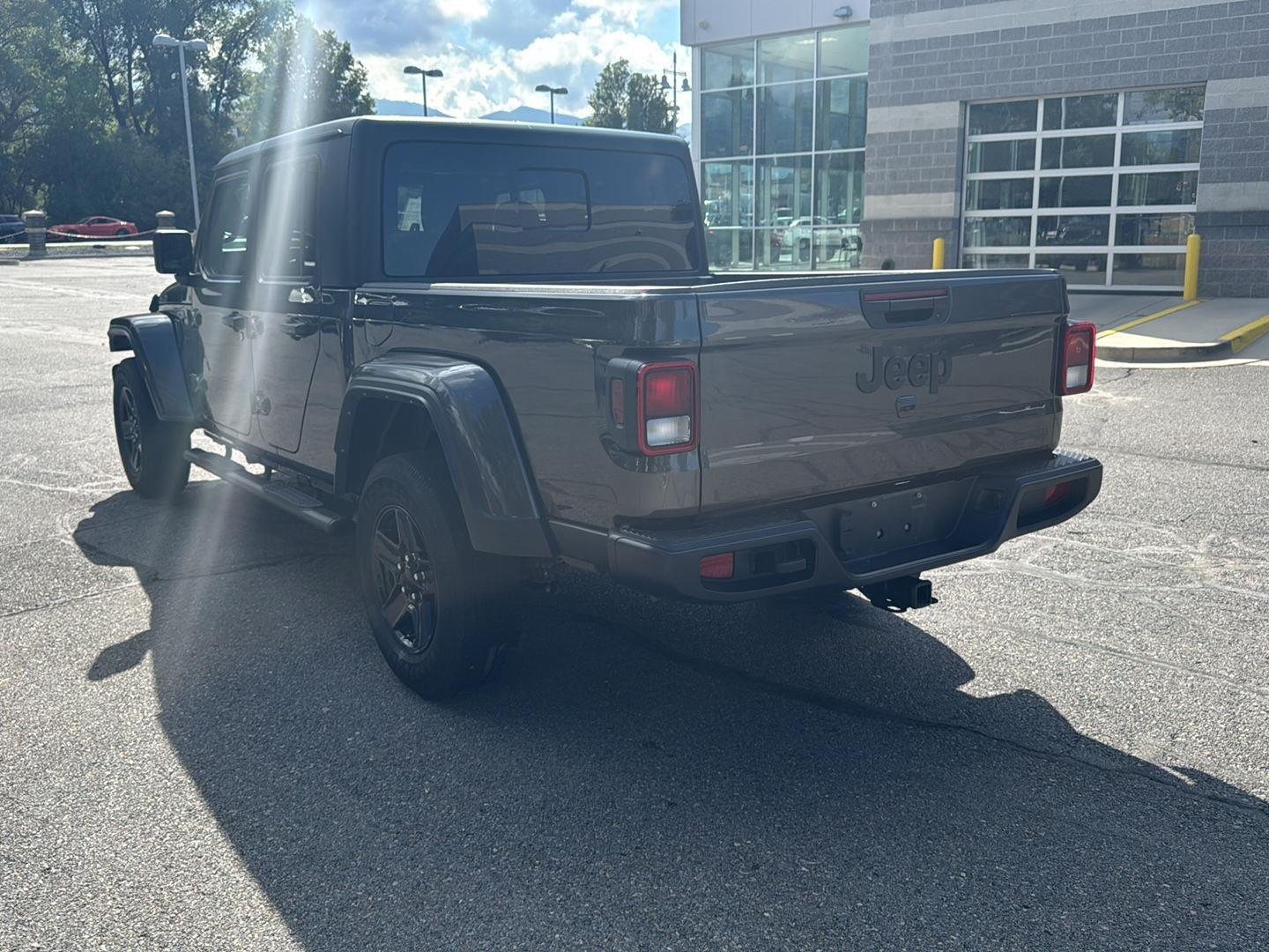 Used 2021 Granite Crystal Metallic Clearcoat Jeep Sport S image 10