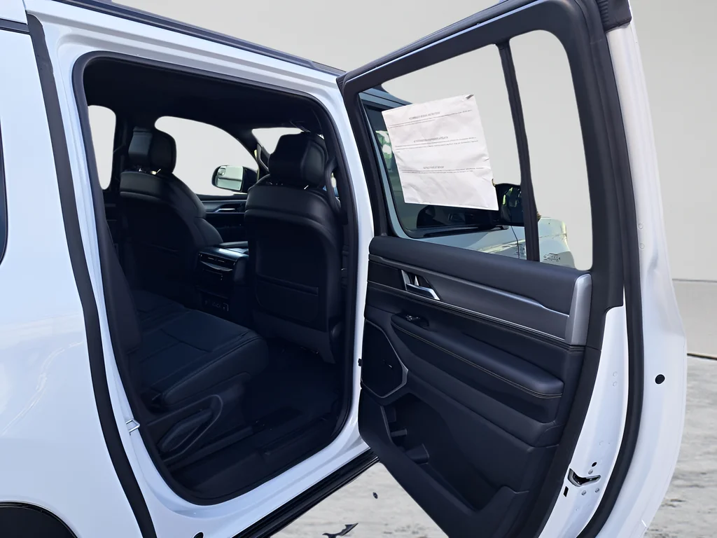 New 2026 Bright White Clear-Coat Exterior Paint Jeep Limited Altitude image 15