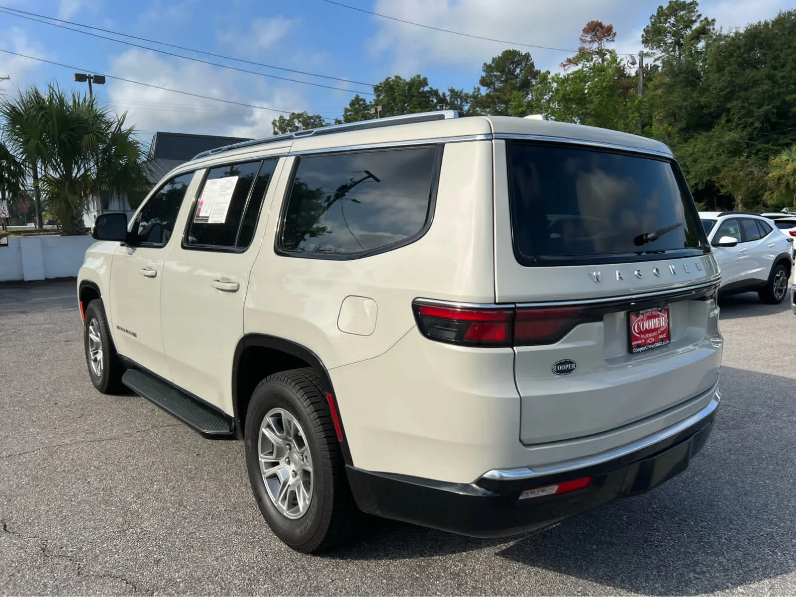 Used 2022 Pearl Jeep Series I image 4