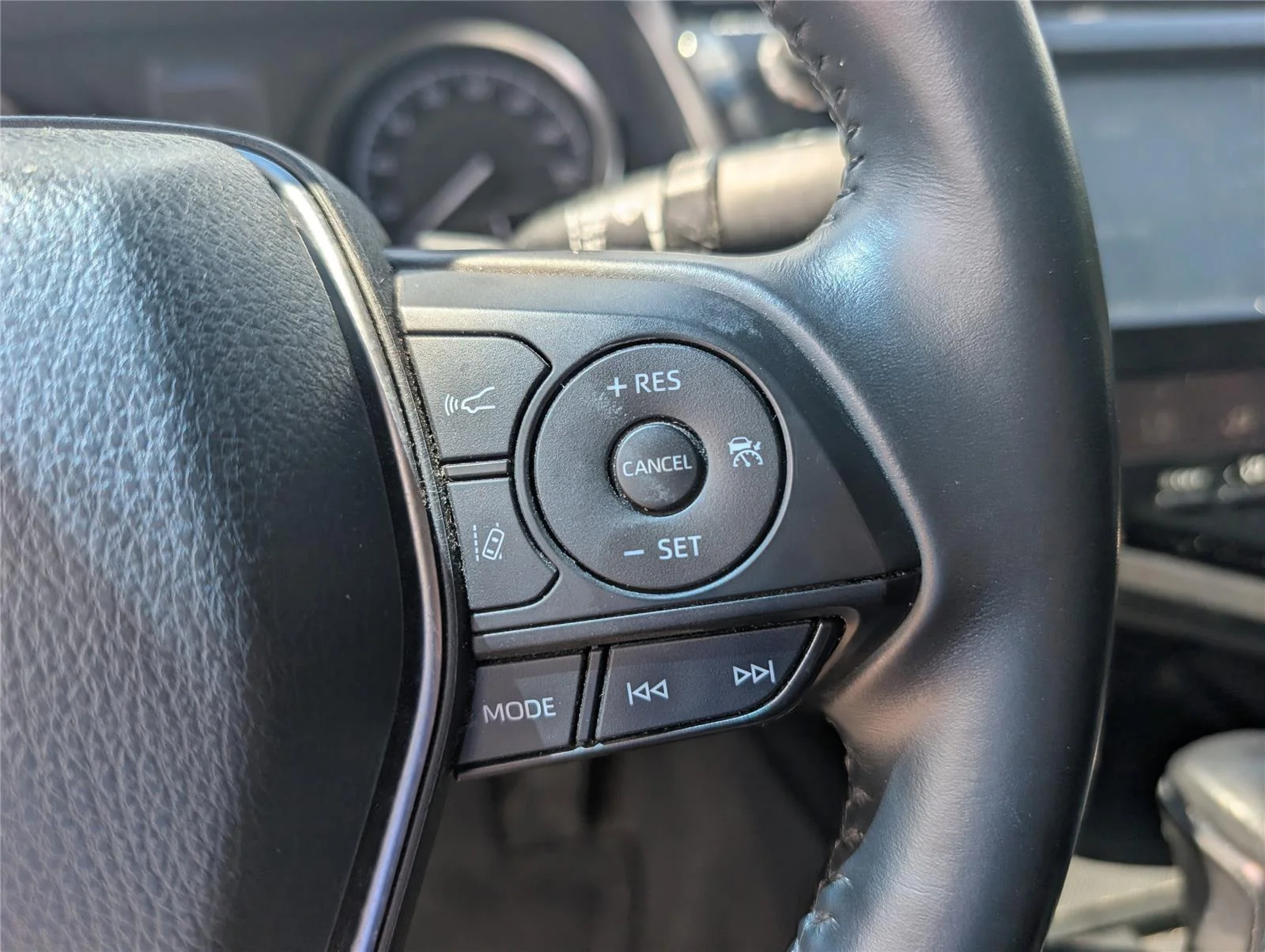Used 2018 Super White Toyota SE image 21