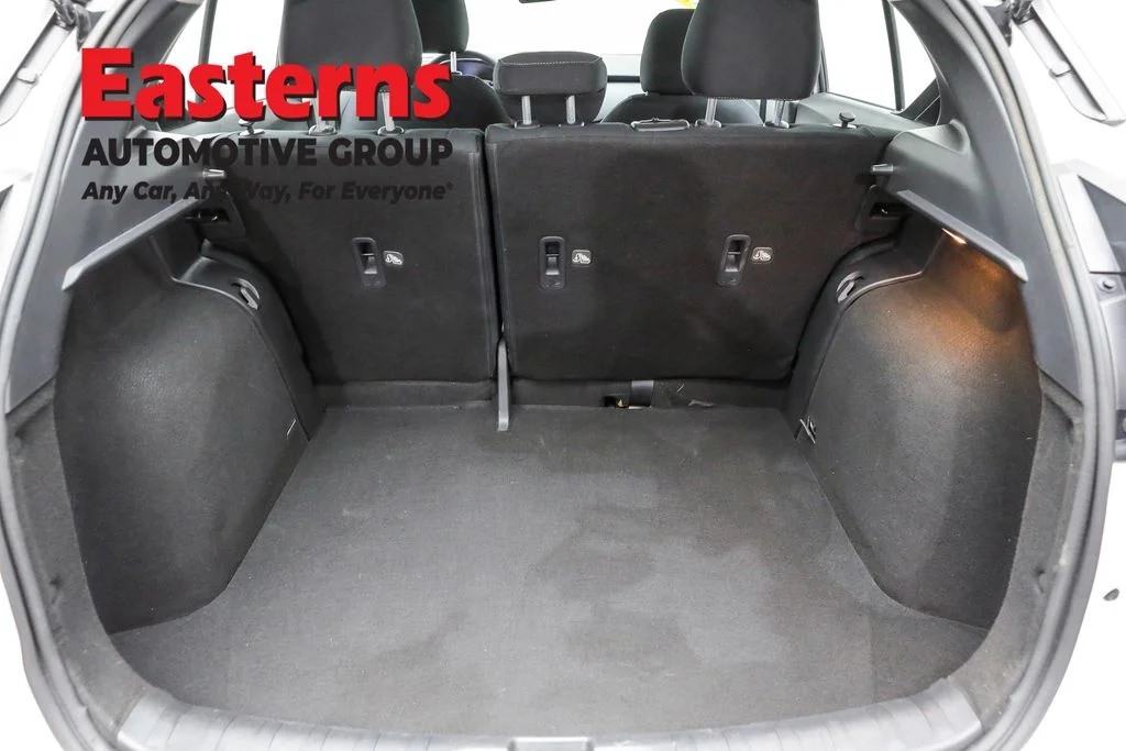 Used 2022 White Nissan S image 9