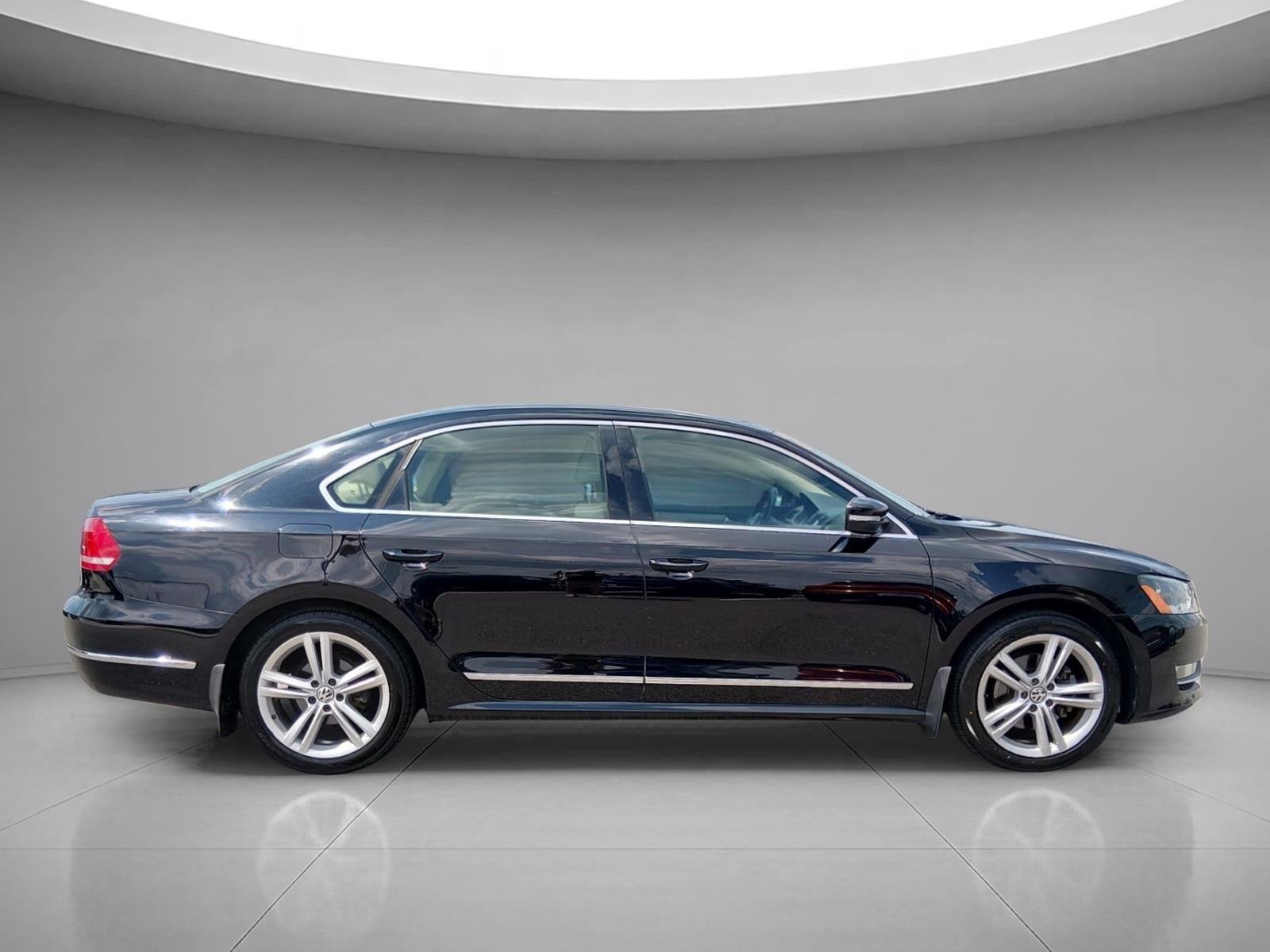 Used 2015 Black Uni Volkswagen 1.8T SE w/Sunroof & Nav image 6