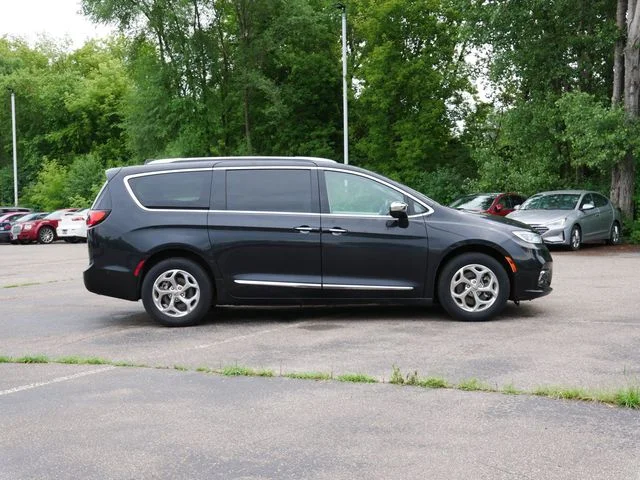 Used 2021 Brilliant Black Crystal Pearlcoat Chrysler Limited image 8