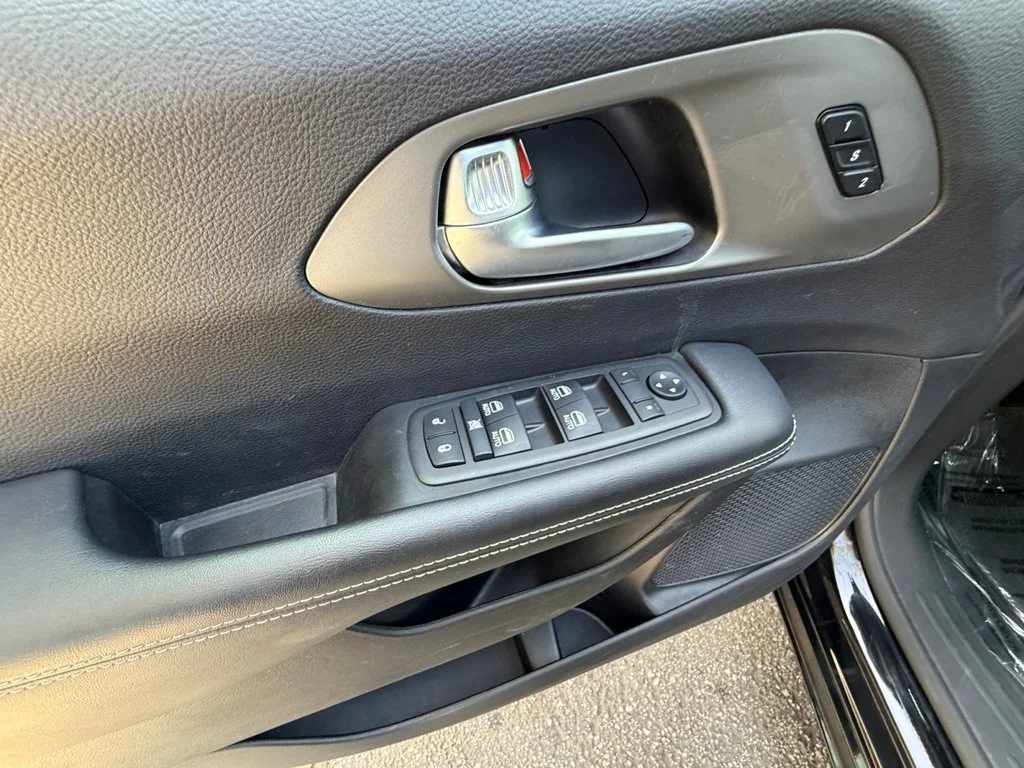 Used 2025 Black Chrysler Select image 11