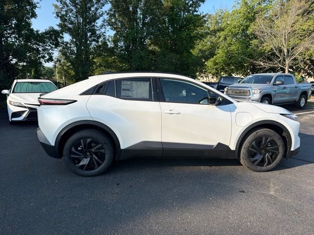 New 2026 Wind Chill Pearl <sup>1</sup> Toyota  SE image 5